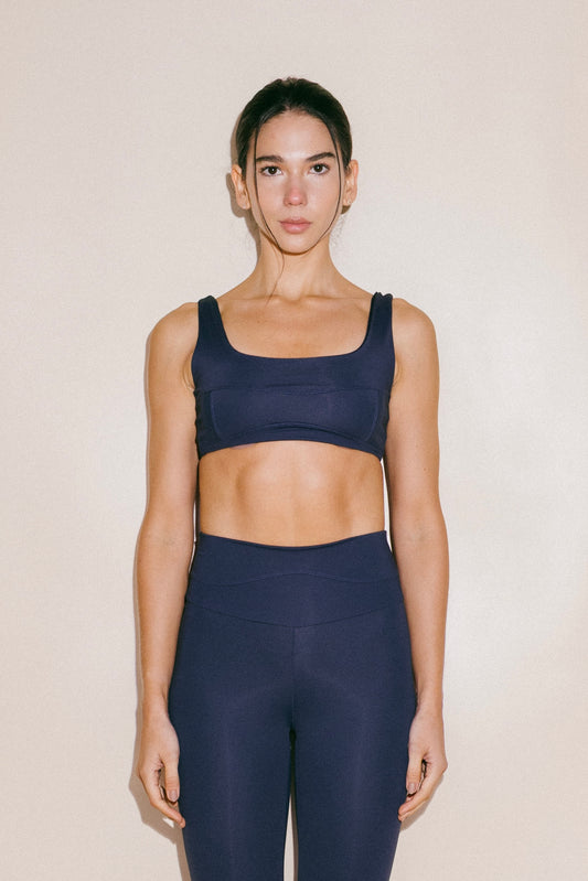 Framed Top – Top Deportivo Azul Petróleo Con Cortes y Malla Sobrepuesta