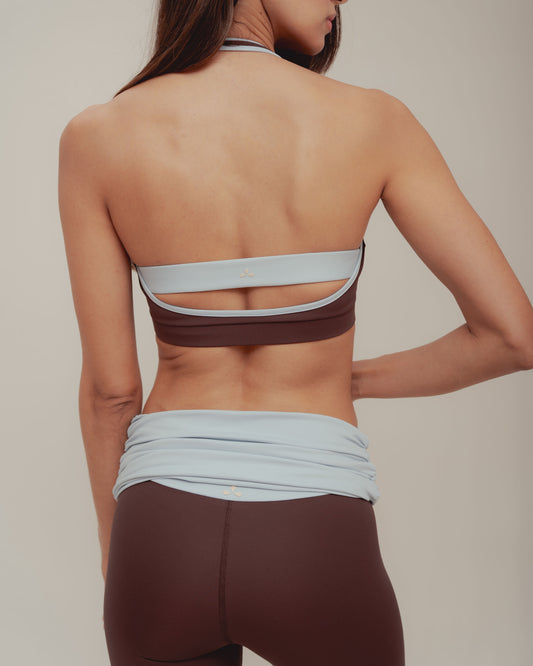 Halter Top – Top Café Halter con Sesgos en Contraste Azul Hielo y Espalda Abierta