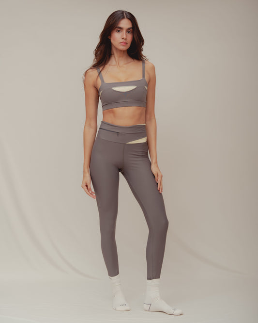 Cutout Top – Top Gris con Aberturas Asimétricas y Contraste en Mesh