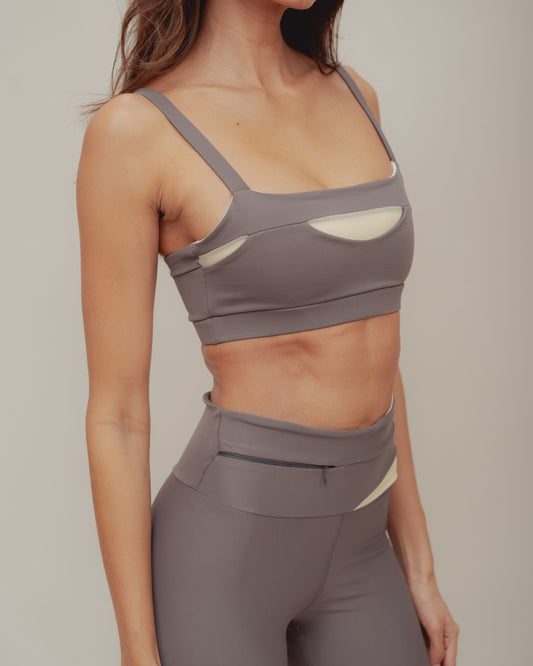 Cutout Top – Top Gris con Aberturas Asimétricas y Contraste en Mesh