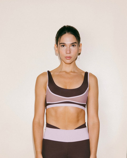 Sculpted Brown Top – Top Deportivo Doble Café Con Mesh y Sesgos Rosados