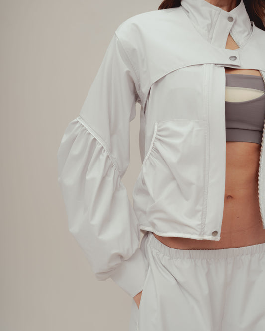Windbreaker Jacket – Chaqueta Gris Claro en Antifluido con Vivos en Contraste