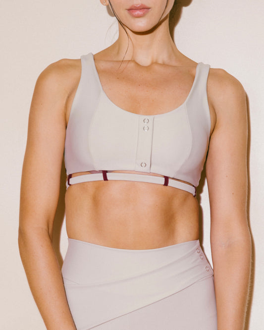 Clasped Top – Top Deportivo Crema Con Broches y Pasadores Vino