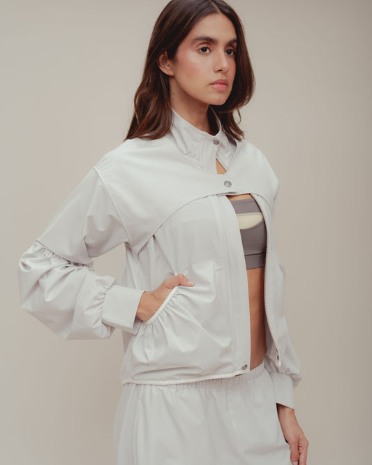 Windbreaker Jacket – Chaqueta Gris Claro en Antifluido con Vivos en Contraste