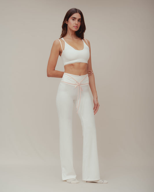 Flared Pants – Pantalón Crudo Flare con Pretina Sobrepuesta y Tiras