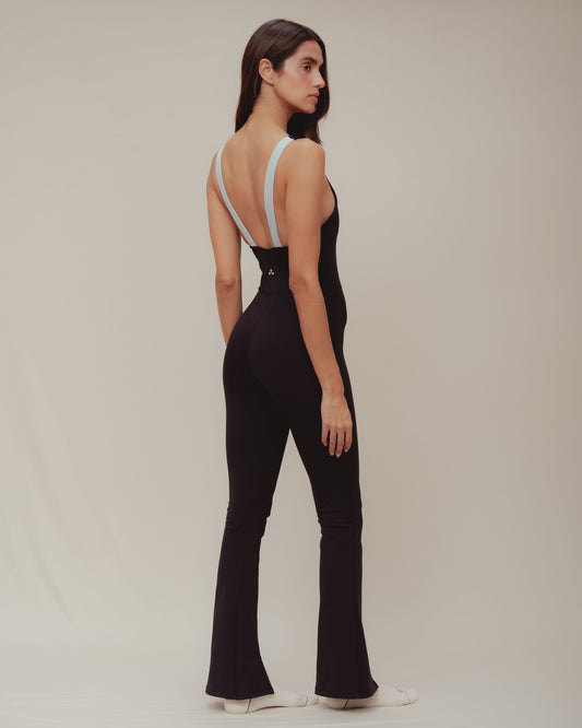 Flared Onesie – Enterizo Largo Negro Asimétrico con Tull Apricot y Tiras Azul Hielo