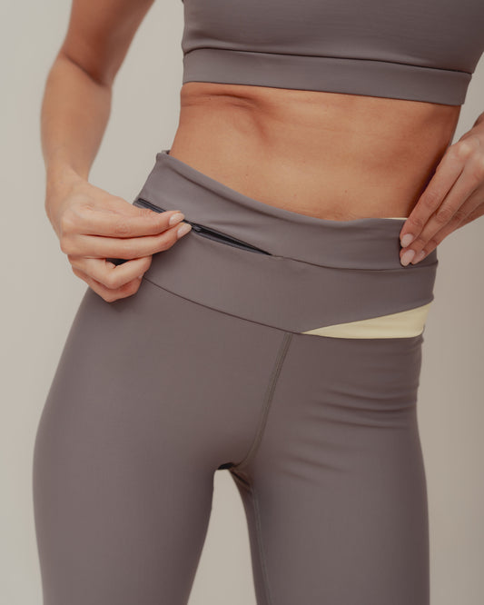 Zip Leggings – Leggings Gris con Pretina Asimétrica y Cierre