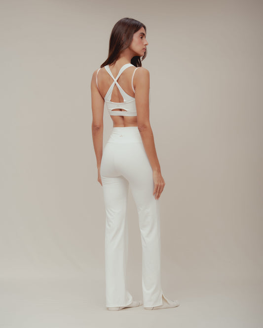 Flared Pants – Pantalón Crudo Flare con Pretina Sobrepuesta y Tiras
