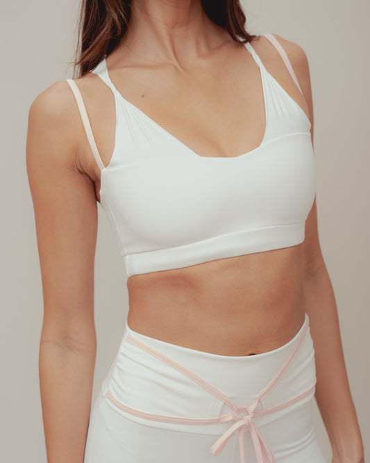 Twisted Top – Top Crudo con Sobrepuesto Entorchado y Aberturas en Espalda