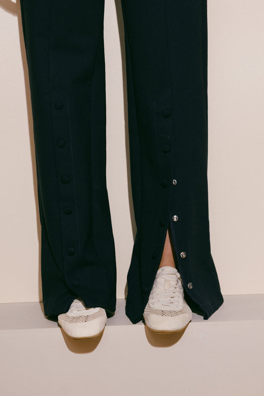 Lined Pants – Pantalón Azul Petróleo Con Broches, Aberturas y Tiro Midi