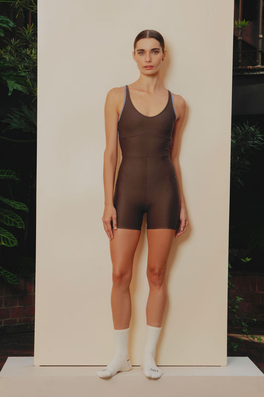 Forming Onesie – Enterizo Deportivo Corto Café con Abertura y Sesgos Azules