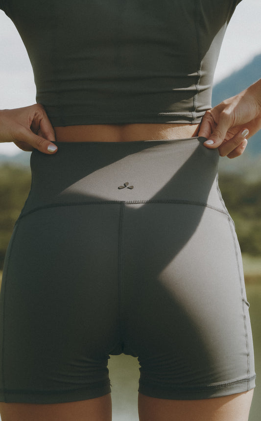 Living Short - Short Deportivo Gris Costuras