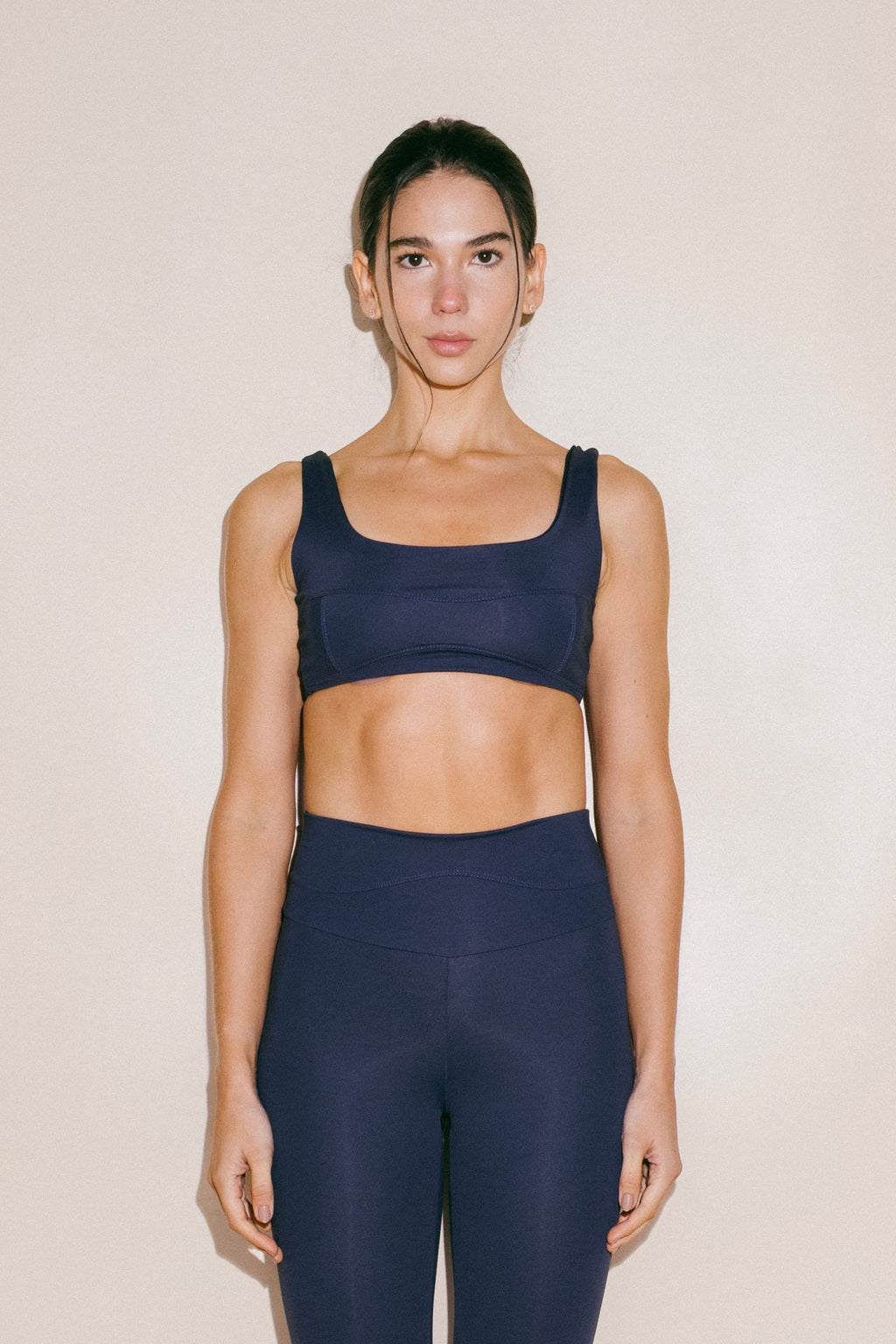 Framed Top – Top Deportivo Azul Petróleo Con Cortes y Malla Sobrepuesta