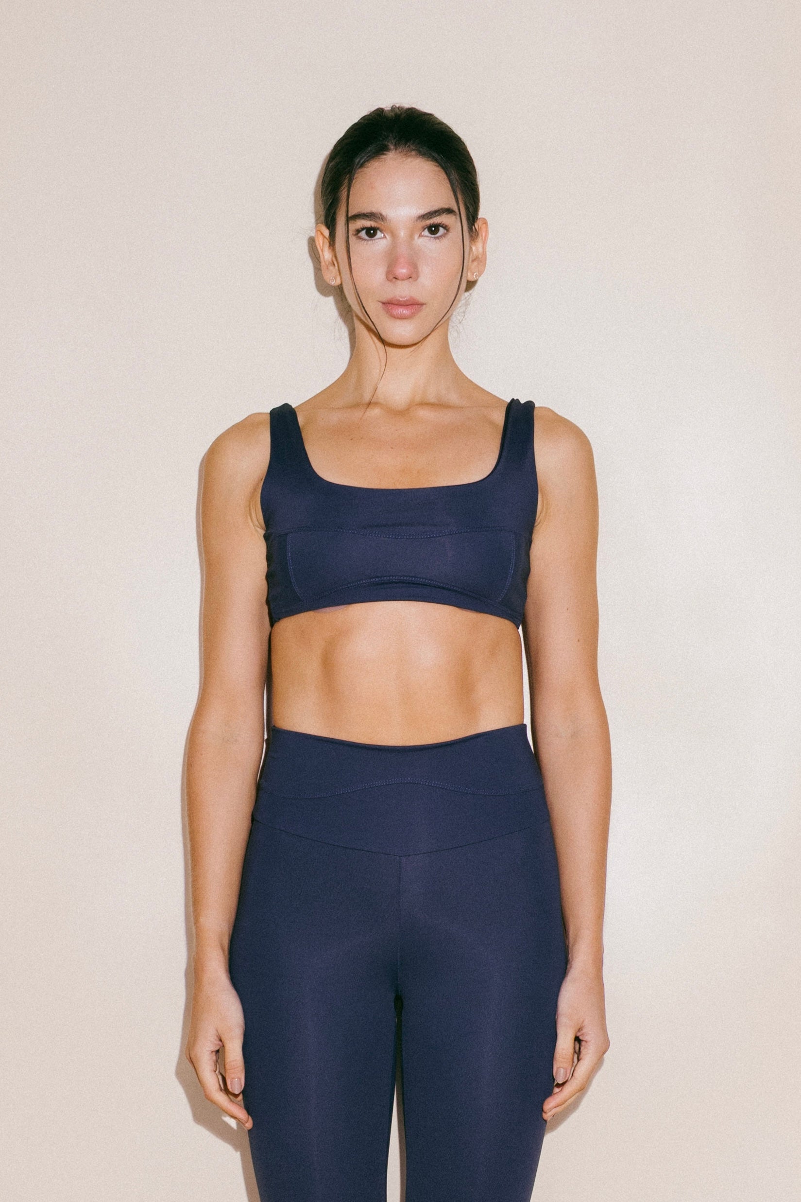 Framed Top – Top Deportivo Azul Petróleo Con Cortes y Malla Sobrepuesta