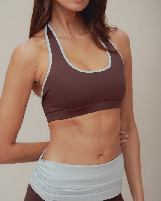 Halter Top – Top Café Halter con Sesgos en Contraste Azul Hielo y Espalda Abierta
