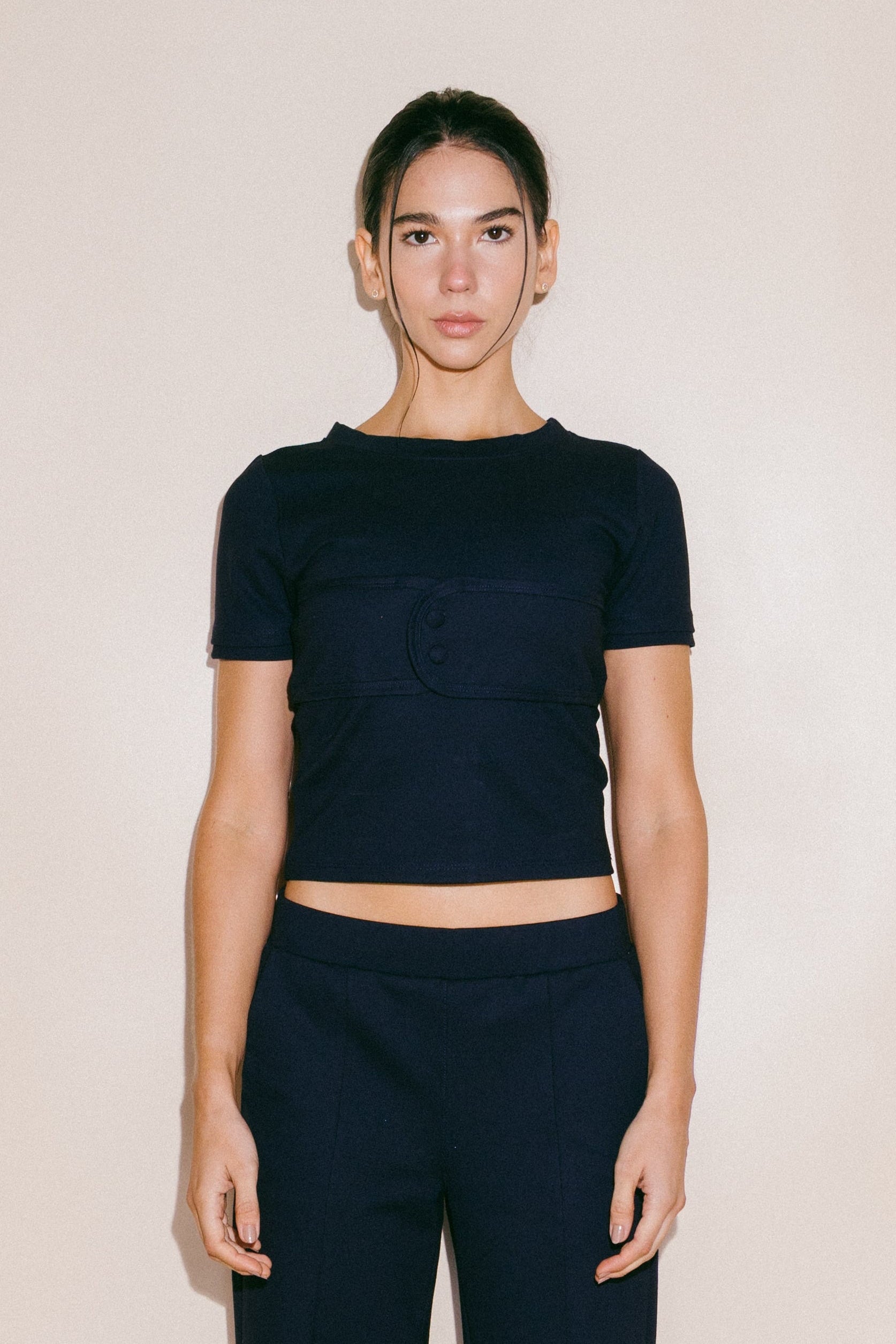 PRE ORDER - Lined Top – T-shirt Slim Fit Azul Petróleo Con Sesgos Dobles y Top Sobrepuesto Con Broches