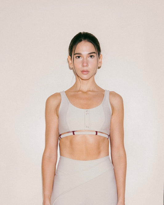 Clasped Top – Top Deportivo Crema Con Broches y Pasadores Vino