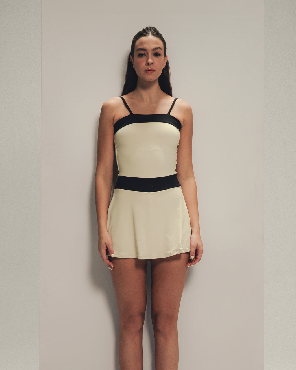 Dancing Ivory Dress - Vestido Deportivo Crudo Con Bloques Negros
