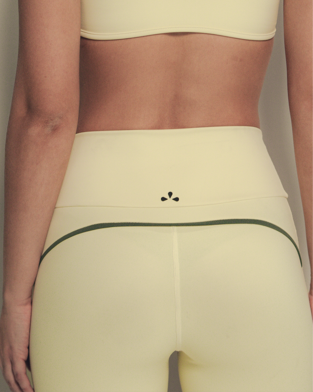 Believing Leggings - Leggings Deportivo Amarillo Pastel Sesgo Verde