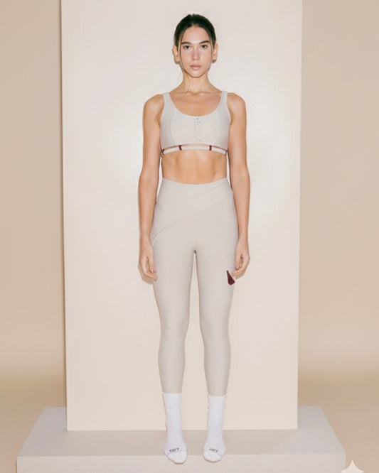 Clasped Leggings– Legging Deportivo Crema Con Pretina Sobrepuesta, Broches y Bolsillo Contrastado Vino