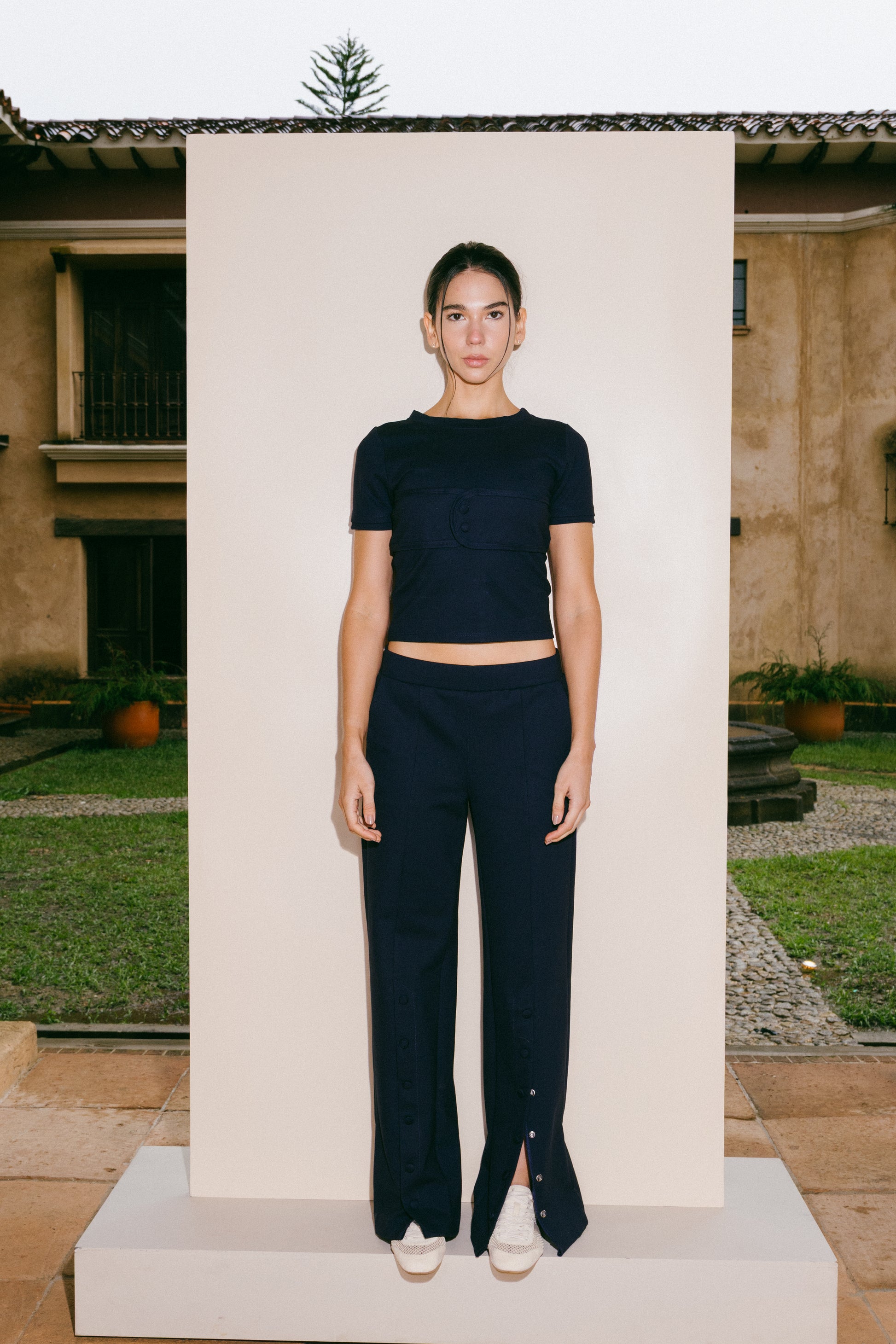 PRE ORDER - Lined Top – T-shirt Slim Fit Azul Petróleo Con Sesgos Dobles y Top Sobrepuesto Con Broches