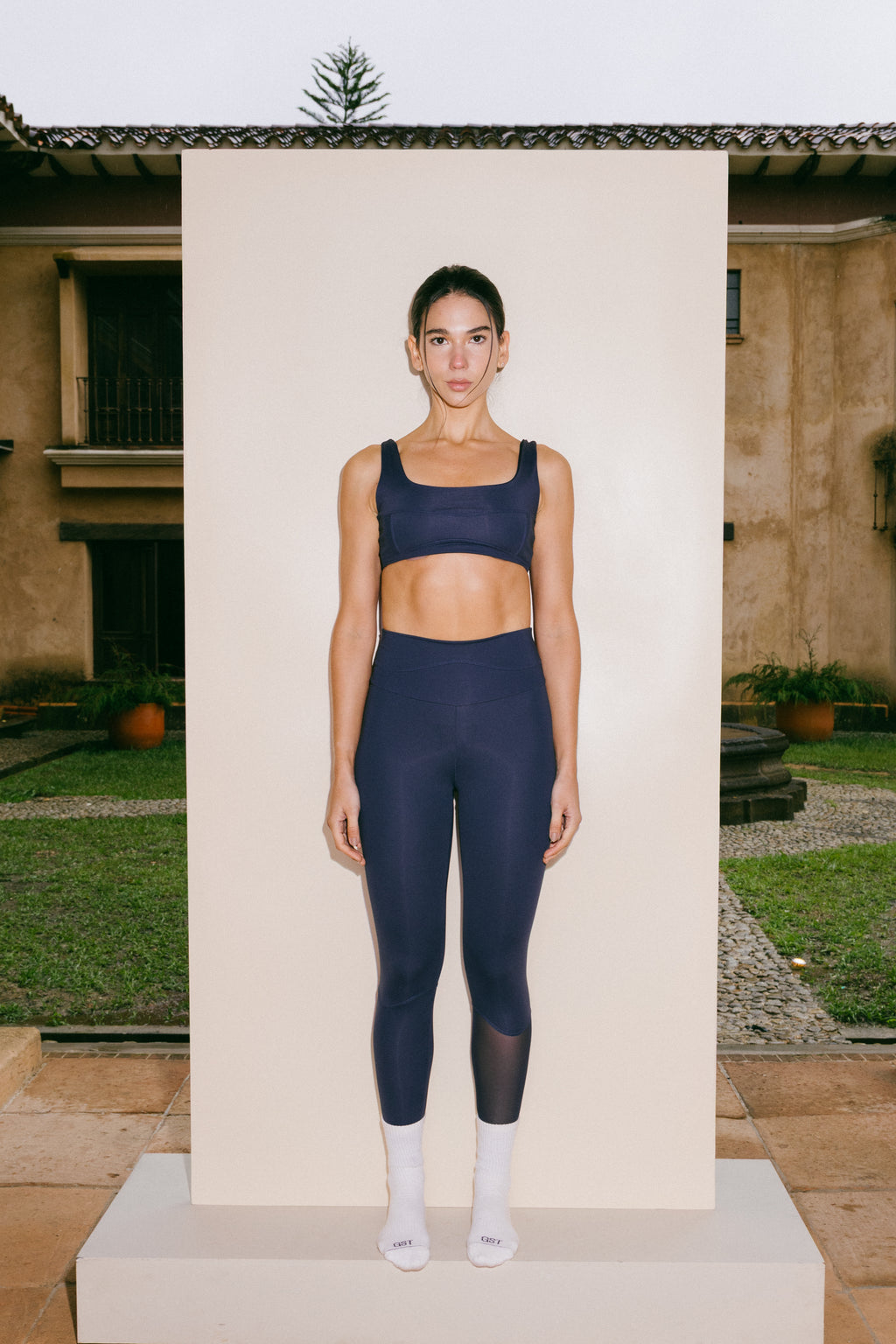 Framed Top – Top Deportivo Azul Petróleo Con Cortes y Malla Sobrepuesta