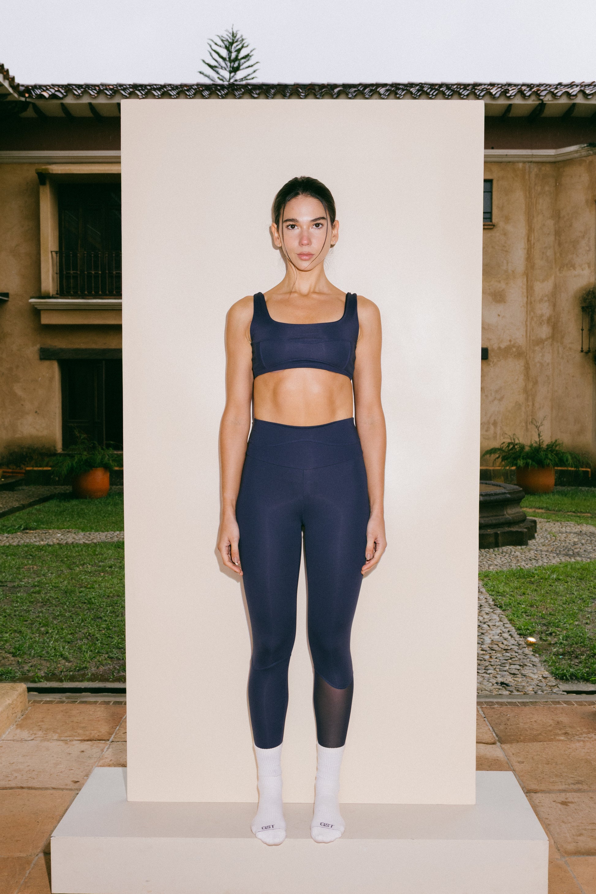 Framed Top – Top Deportivo Azul Petróleo Con Cortes y Malla Sobrepuesta