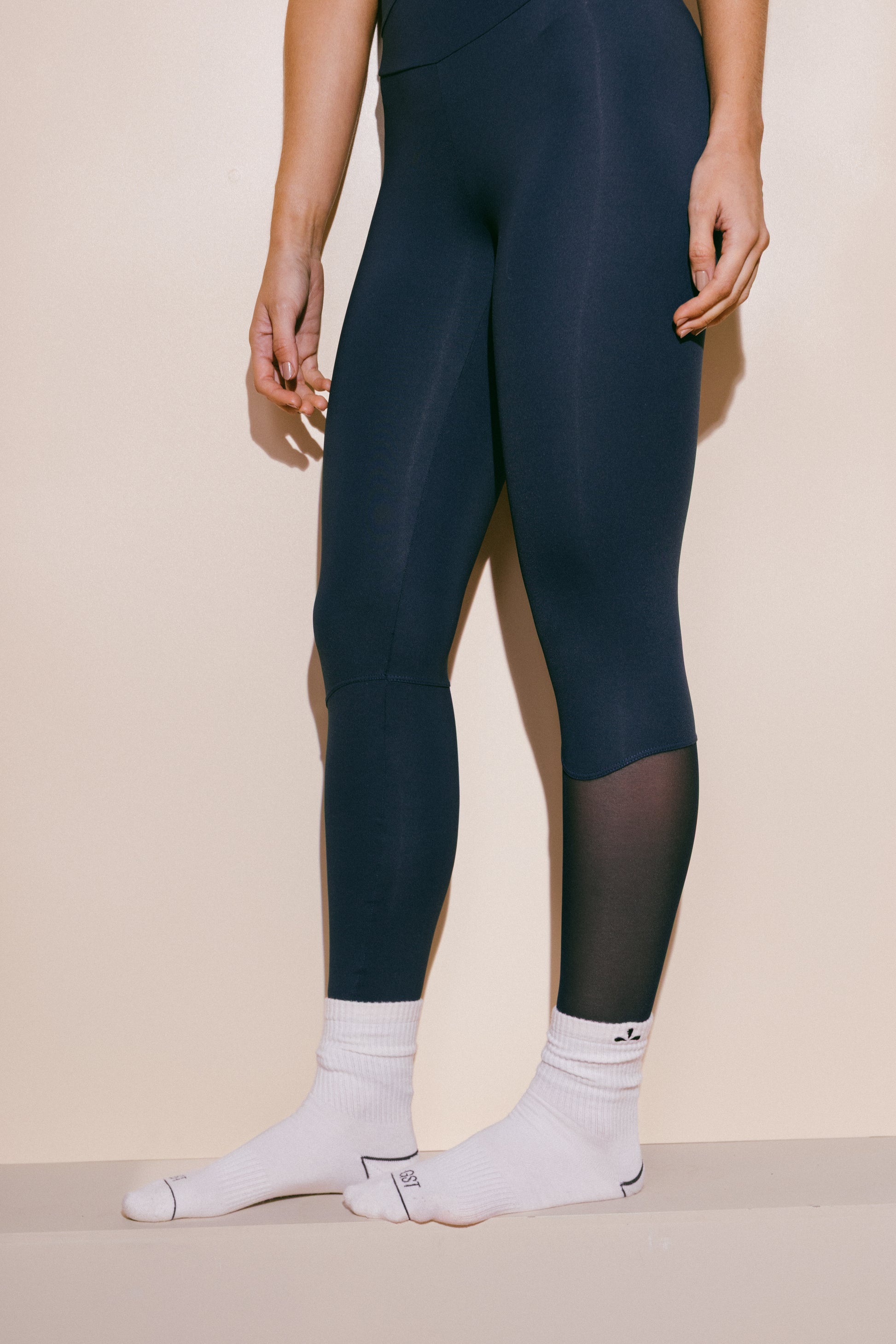 Framed Leggings – Leggings Deportivo Azul Petróleo Con Costuras Curvas y Malla en Pierna.