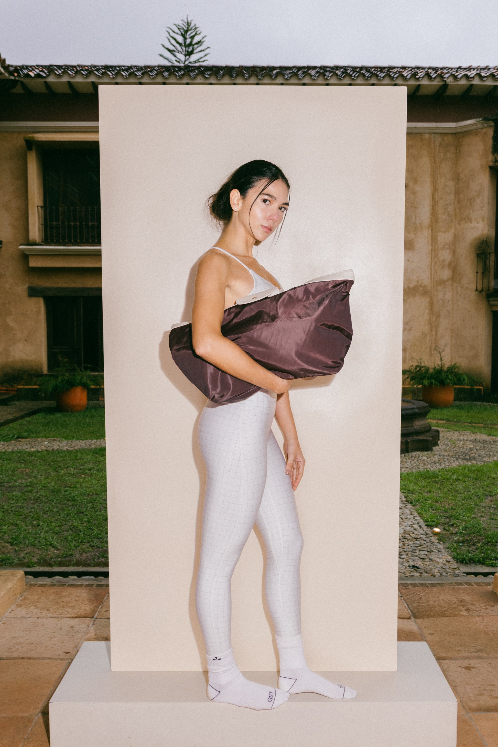 Stitching Tote Bag – Bolso Café con Detalles Crudos y Cierre Baby Pink