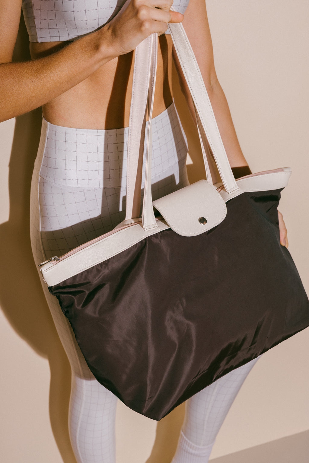 Stitching Tote Bag – Bolso Café con Detalles Crudos y Cierre Baby Pink