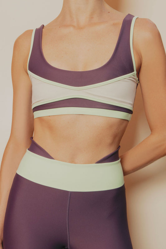 Gasset- Sculpted Top -Top Deportivo Doble Uva Con Mesh Cruda y Sesgos Verdes