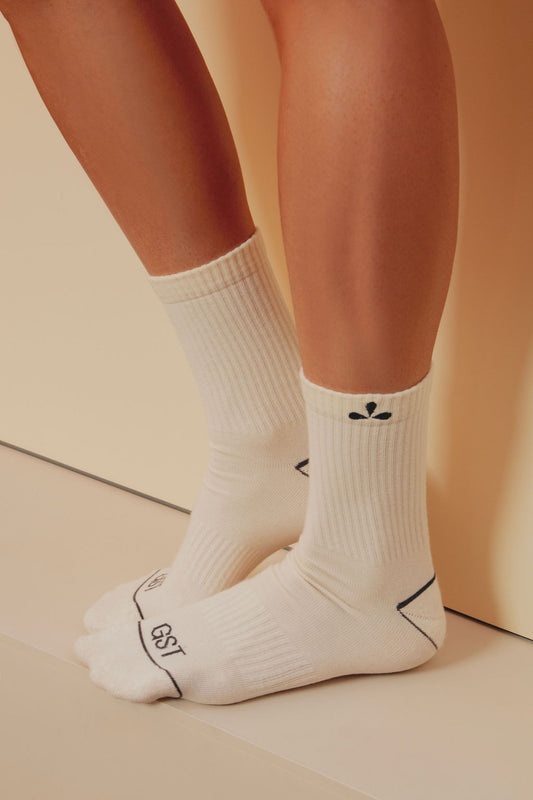 Gasset- Thread Creamy Socks – Medias deportivas crema con logo bordado y lineas negras tejidas