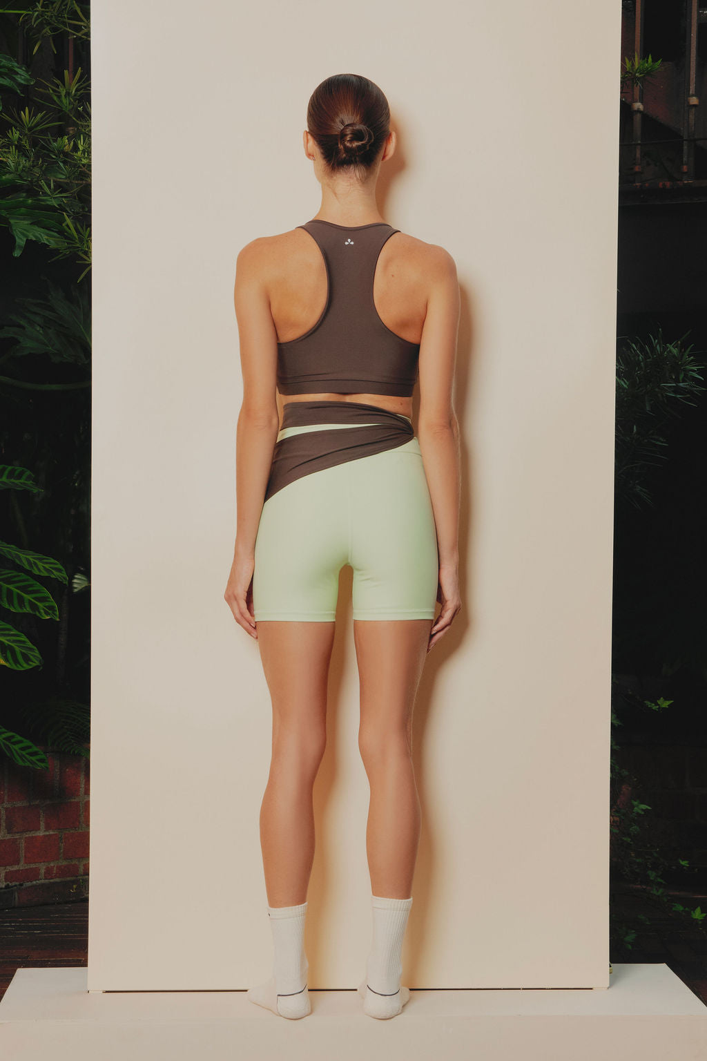 gasset-short deportivo verde y cafe con detalles drapeados 