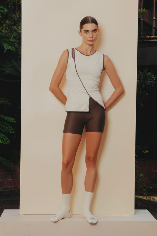 Sculpted Tee – Camiseta Deportiva Cruda con Aberturas y Sesgos Cocoa