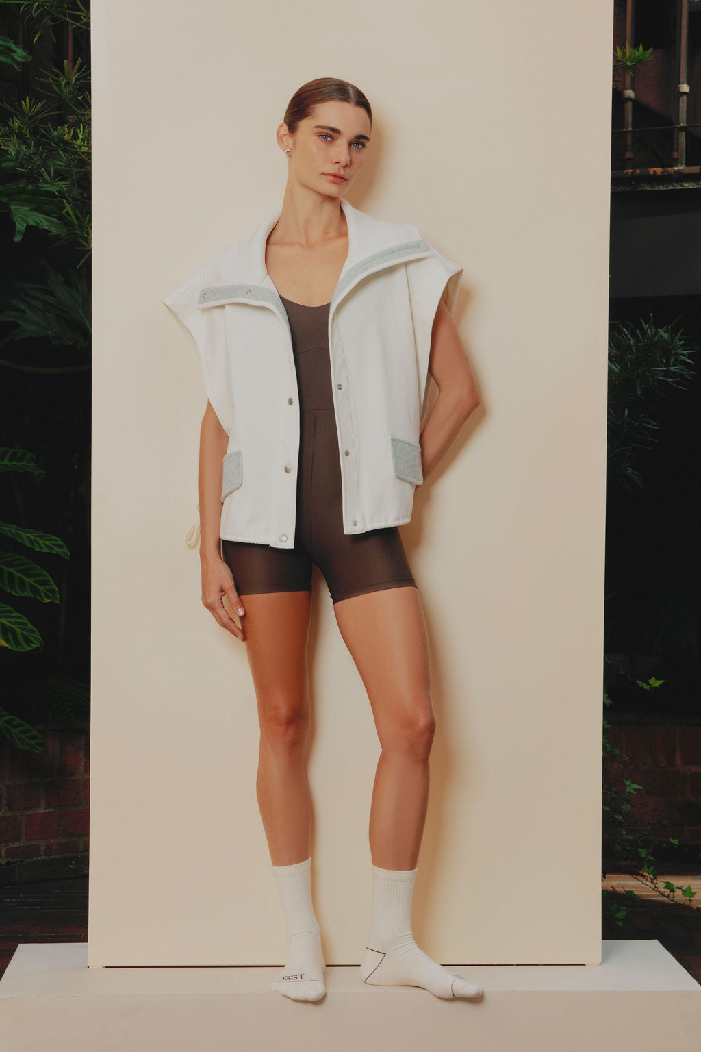 gasset- chaleco deportivo semi oversized en algodón crudo, con cuello y solapas en tela ovejera baby blue y cordones ajustables del mismo tono. 