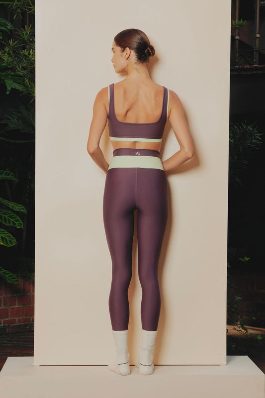 Sculpted Leggings – Leggings Deportivo Uva Con Detalles en Pretina Verdes