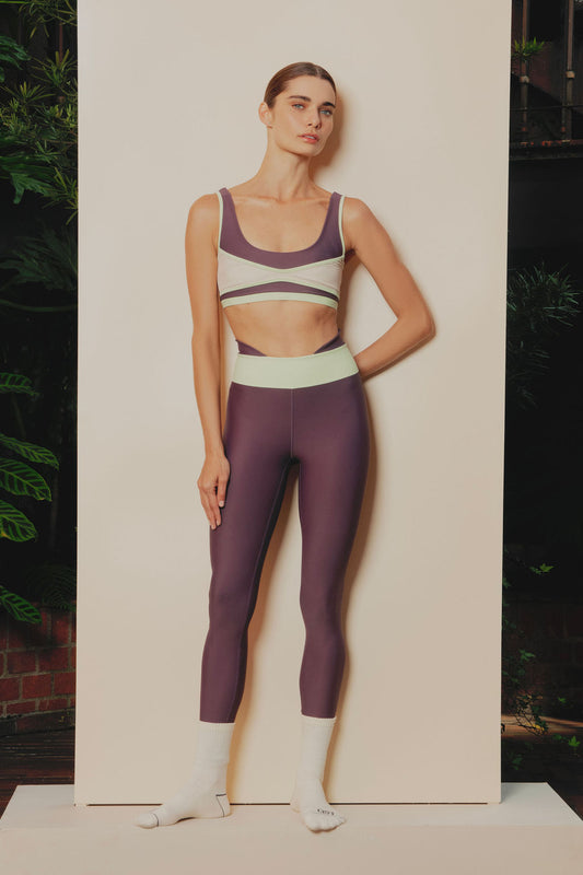 Sculpted Leggings – Leggings Deportivo Uva Con Detalles en Pretina Verdes