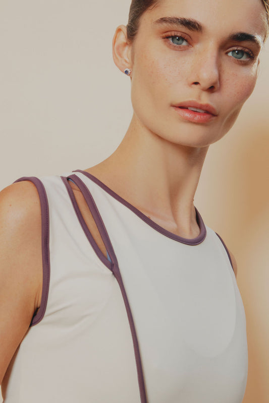 Sculpted Tee – Camiseta Deportiva Cruda con Aberturas y Sesgos Cocoa