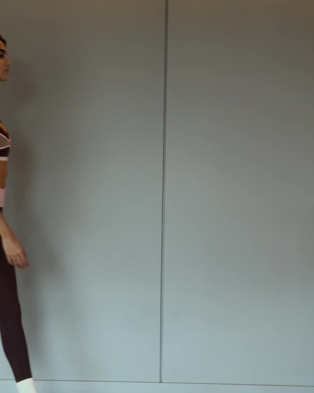 Sculpted Brown Top – Top Deportivo Doble Café Con Mesh y Sesgos Rosados