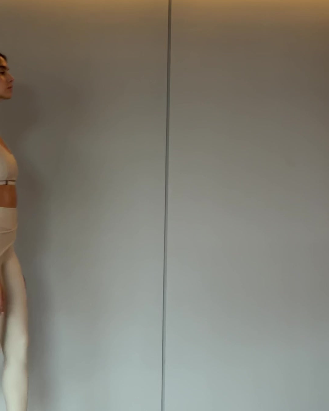 Clasped Leggings– Legging Deportivo Crema Con Pretina Sobrepuesta, Broches y Bolsillo Contrastado Vino